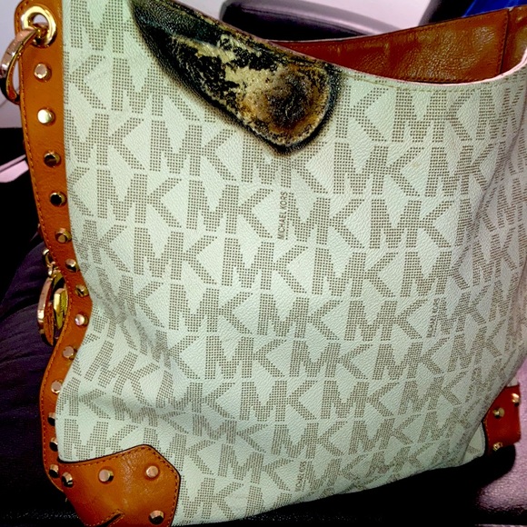 Michael Kors authentic bag adorned with classic logo Gold studs and purse charm - Picture 5 of 13